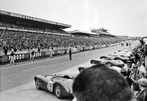 The start of the 24 Heures du Mans, 1957.