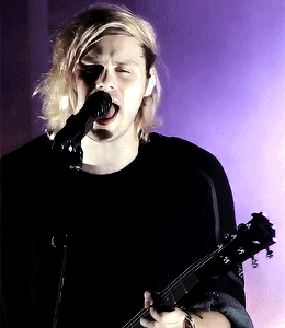cliffordsbye:when i close my eyes and try to sleepi fall apart, i find it hard to breathe