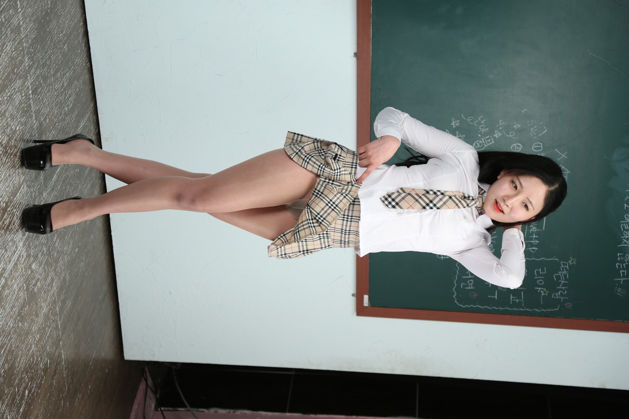 itssexyya:  출사모델 윤주 일명 칠판녀출사모델 혜x 이xx  이xx 영상