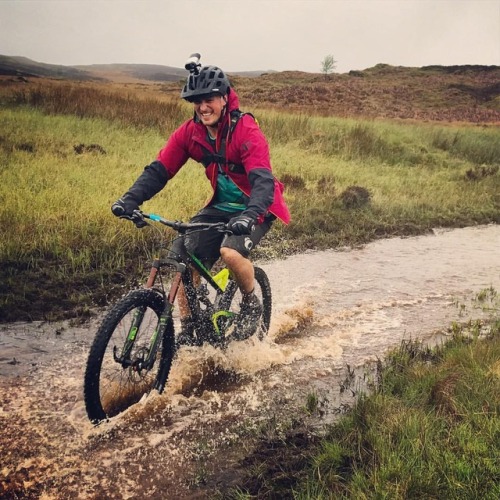 mtbcymru: I’m sure that’s a smile from Aled and not a grimace?! Splashing fun in #elanvalley #midwal