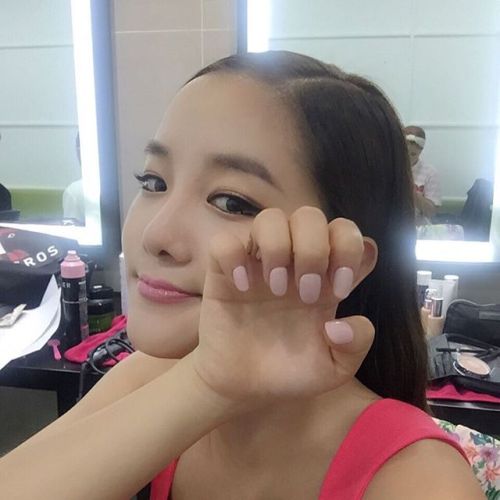 kpopinstagrampictures:  bohyungkim: #유니스텔라 에서 구원 받은 나의 손가락 #babypink #nail#unistella 미영언니 !!! ㅠㅠ 진짜 