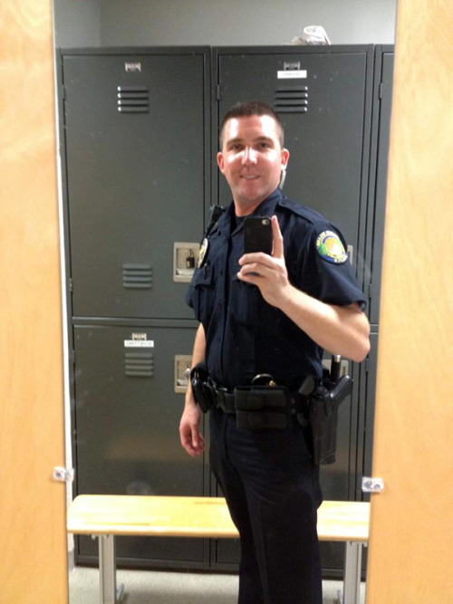 homotoiletsex:  Cops need BJs, too. 