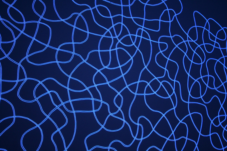 projectorss:  Light Drawing II – Verwicklung by Jeongmoon Choi 2007 / Fäden, Schwarzlicht