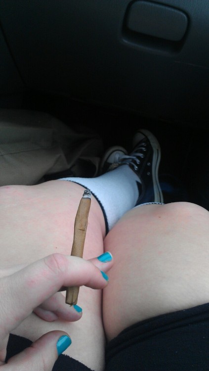 dreaming-stoner420:  Had to roll best friend a goodbye blunt