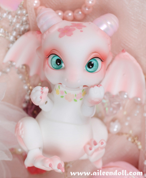 dollstowishfor:  12cm Pet Doll - Dragon - “Cherry Blossom, Rot” (15 available) April 29  Rot is cast in white skin resin and comes with a face-up and body painting 