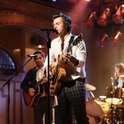 thedailystyles:  nbcsnl: “Ever Since New York” 🎶 #Livefrom8H #FallonStylesSNL #SNLLiveCoastToCoast