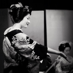  Viα Heartisbreaking: Japanese Traditional Performance. #Maiko #Geisha By Yuji@Creator