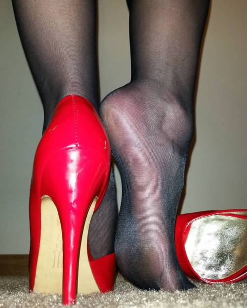 herhosiery:  #tbt to one of my favorite pics in my black #Leggs #sheerenergy #pantyhose ! I adore ho