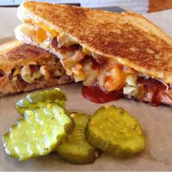 yummyfoooooood:  Pulled Pork Mac &amp; Cheese Sandwich 