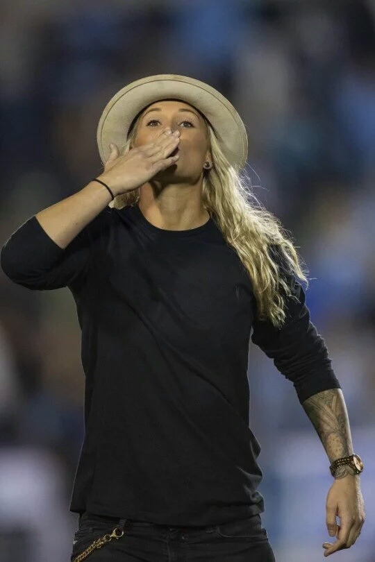 khamaraisuok:  Ash looks attractive doing anything. Omfg. She’s so blessed 😍💦😩