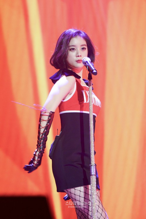 hyelim at tencent concert.