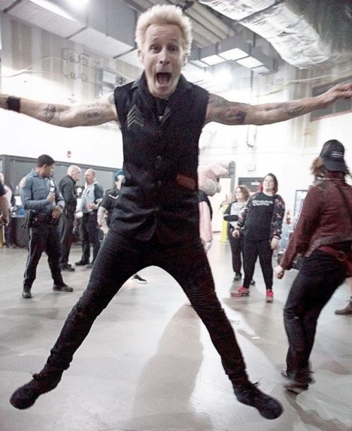 HAPPY BIRTHDAY TO THIS AMAZING BASSIST