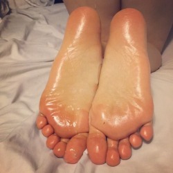 saskias-feet:  Cum on my soles 👣💦🍆