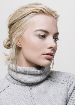 tinyshinywonderland:  Margot Robbie is photographed