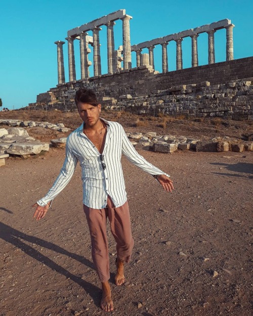 Greek actor Dimitris Papas’ feet