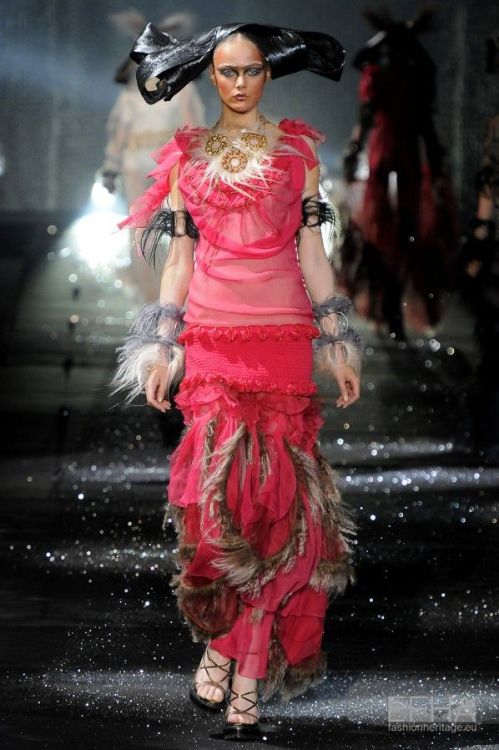 John Galliano, A/W 2010-11. Photo Etienne Tordoir.Courtesy Catwalkpictures. 