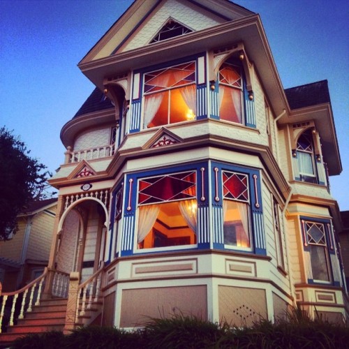 vintageshopperlookbook:It’s a storybook town#somewherealongtheway #pacificgroveca #victorian #storyb