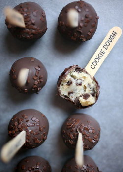 verticalfood:  Chocolate Chip Cookie Dough Truffles