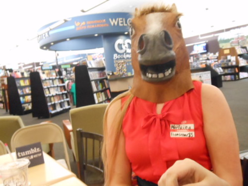 someorangesonfire:TUMBLR MEETUPI THOUGHT I RECOGNIZED OUR BOOKMANS!!!