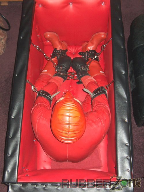 gummigimp:  boxing rubber gimp 