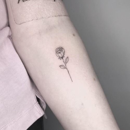 A Rose for Rosie today ✨ thanks again for coming in! . . . . . #contemporarytattooing #minimalisttat