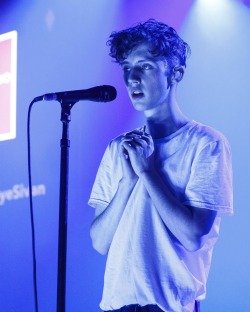 troyesivannews:  [HQ] Troye Sivan performs on the Honda Stage in Los Angeles, CA 