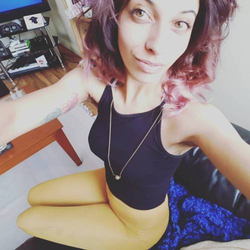 log-a-stellus: Feeling like a lil dancer in my #opaque #mustard #tights  #primark #feels (via Tumble