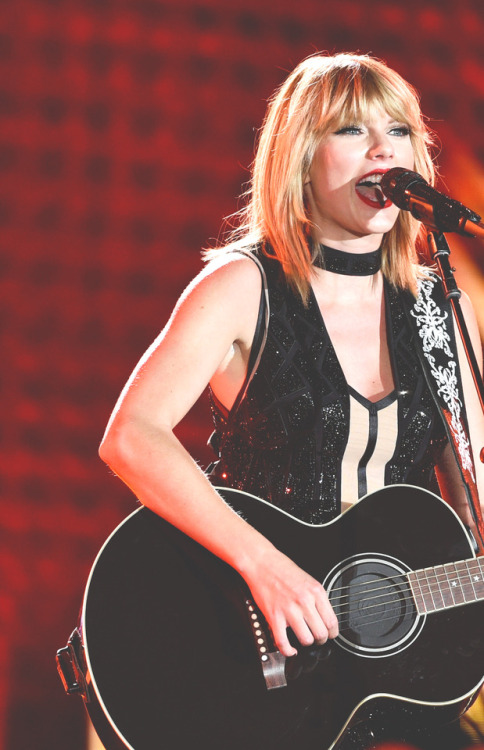 thingsyoucantspeakof:Taylor Swift performing in Austin, Texas