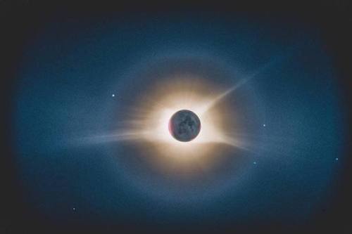 sciencealert:This incredible picture was created by Reddit user KrishanuAR. Check out the Moon’s fea