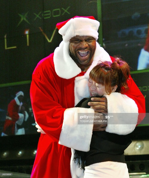 TOKYO, JAPAN: Wearing a Santa Claus costume, former NFL player and American K-1 fighter Bob Sapp (L)