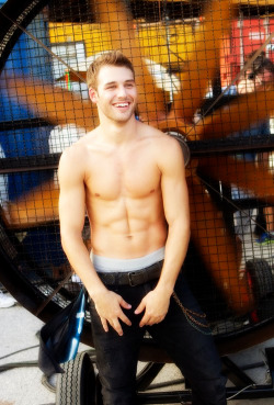 aplethoraofmen:  Super Fan motdrobert2:  Hot Guys, Str8 Kiks, Str8 Snaps 