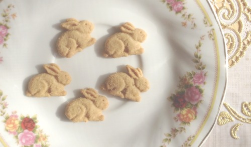 paperdollhearts: A little plate of teeny tiny biscuit bunnies, far too cute to eat. 