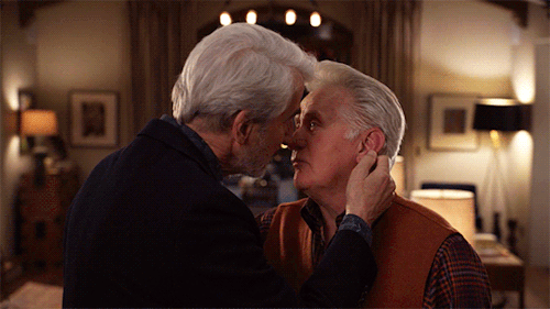 gayharoldfinch: Robert x Sol | Grace and Frankie 4x12 Amo ésto, amo un hombre que me bese con