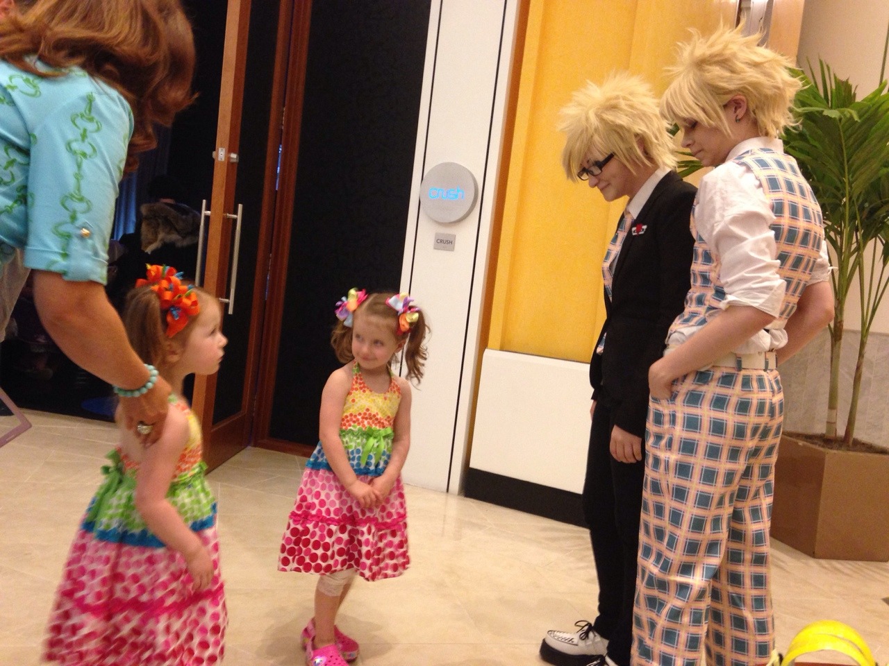 stella-rogers:  In the lobby of the CTcon hotel on Saturday, there was a family with
