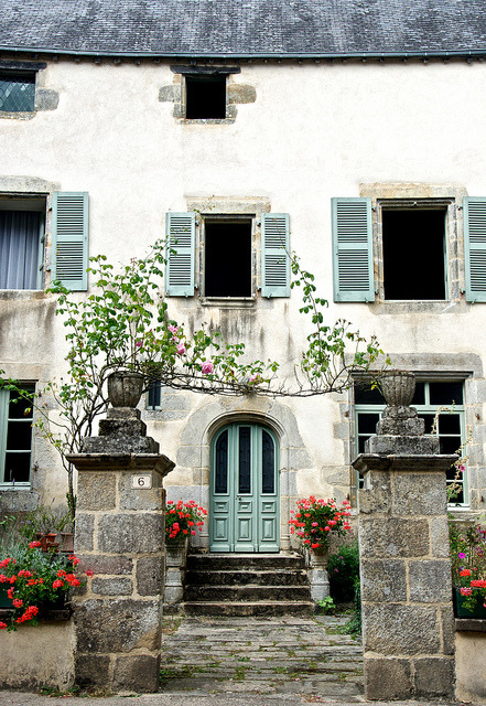 romanceoftheworld:  Rochefort-en-Terre, France 