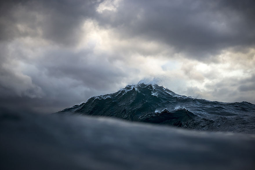 jedavu:  Mountains of the Sea by Ray Collins    Awesome work