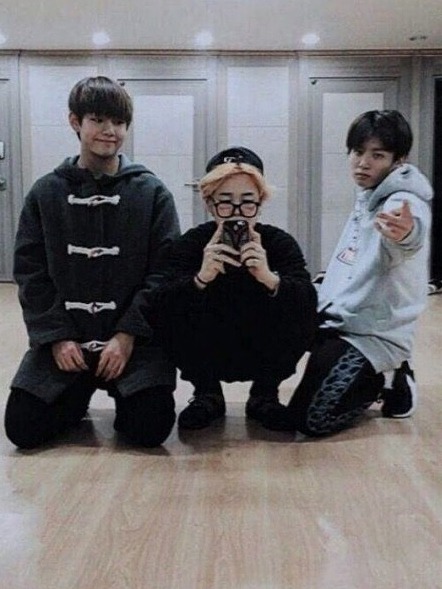 JUNGKOOK'S MIRROR SELFIES ARE LOVE
