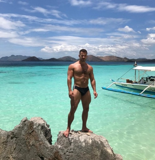 grade-a-beef:  studnc: Thankful for men & muscle       (via TumbleOn)
