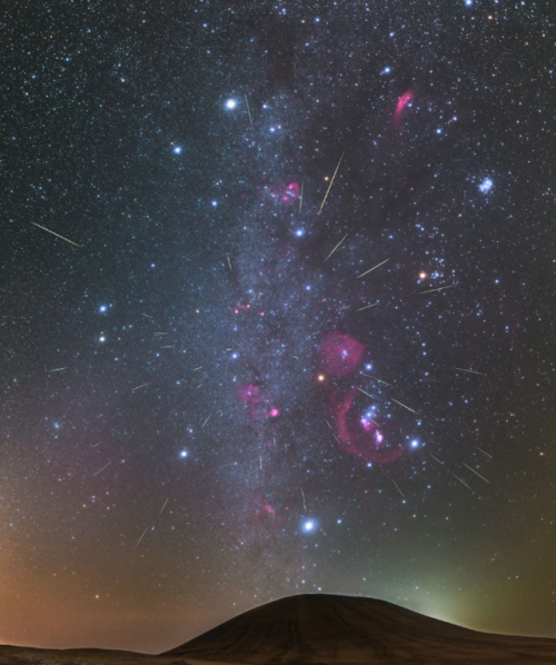 the-wolf-and-moon:Orionids Meteors Over Wulan Hada Volcano