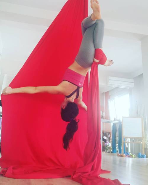 galacticyoga: Aerialsilk dersi 11.00 deeee kaçırmayın #aerialsilkistanbul #aerial #aerialsilks #anti