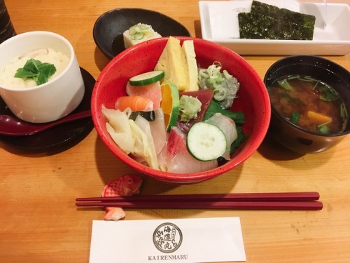 I had lunch at a sushi restaurant in my neighborhood. All the sashimi fish tasted so good and fresh.