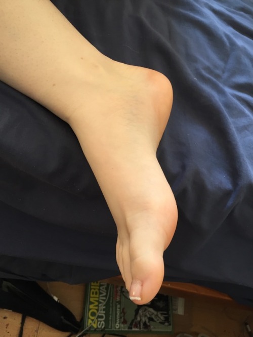 ellessexyfeet:  Morning feets again:)