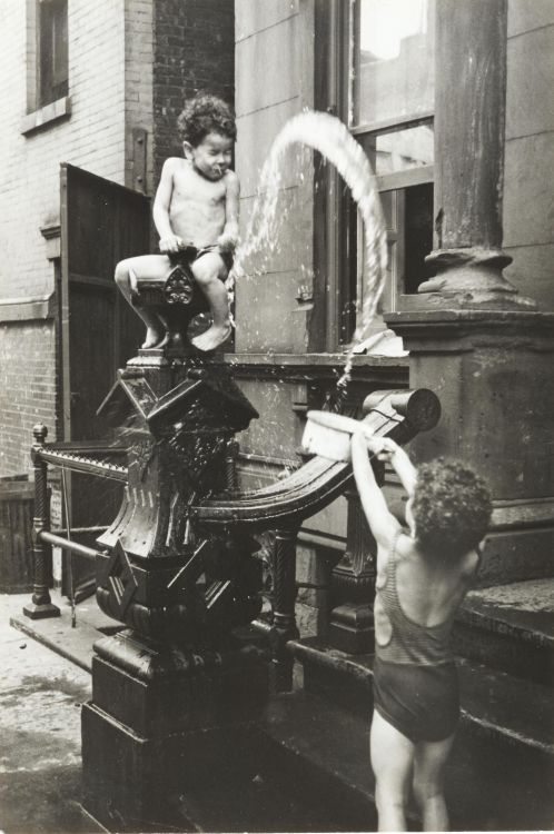 oldnewyorklandia:  Helen Levitt, New York, c 1942.             &n