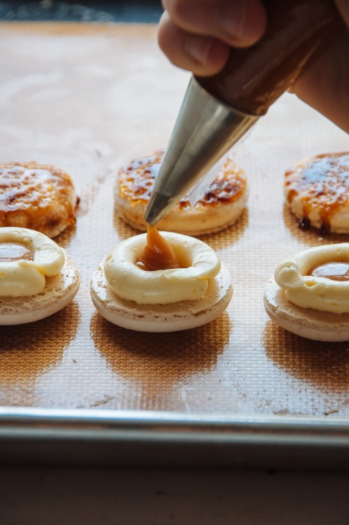 sweetoothgirl:    VANILLA CRÈME BRÛLÉE MACARONS  