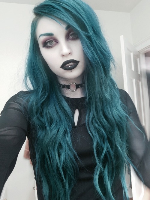 deviantmoonchild:  jouzai:  I don’t like how blue my hair looks in photos and videos. Should I just dye it all green?  This is my dream hair color Ugh