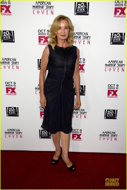 youredoingitwrong-cut-vertically:  Some of the cast at the premiere. 
