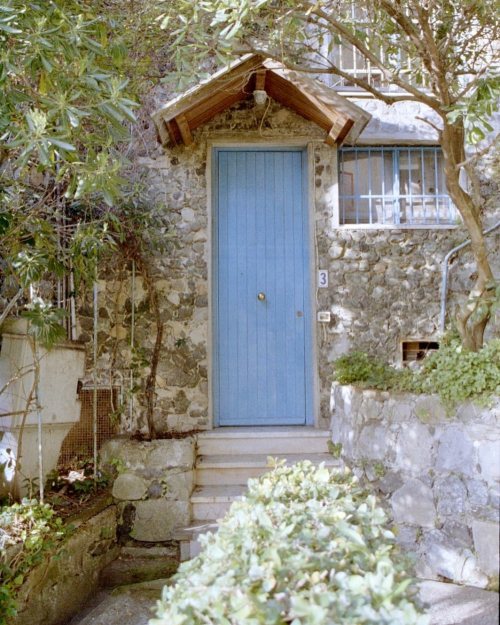 #bluedoor #kodakgold200 #nikonf80 #italy2016 #analogphotography (hier: Levanto - Cinque Terre - Liguria)