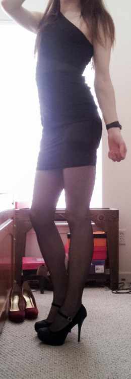 tinatoesstr8cd: rabbitbum2001:sarisstg:Would love to go out in a dress like this some time, but 