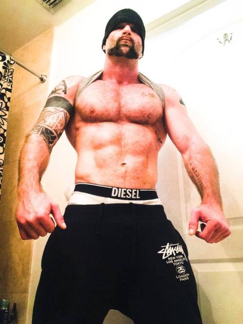 myfavoritemusclemen:Kyle Warrenhttp://myfavoritemusclemen.tumblr.com/archiveBig hairy hunka brute - 