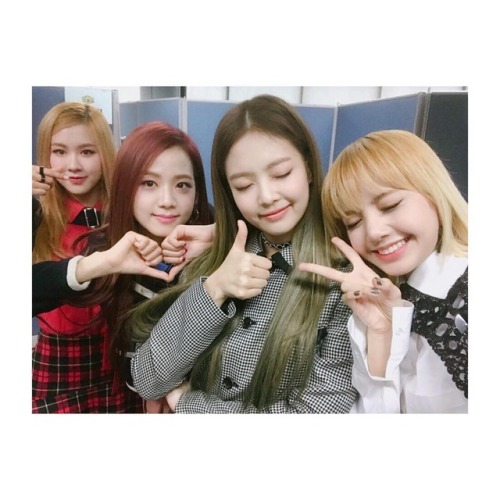 BLACKPINK: “#BLACKPINK #PWF#THANKYOU #EVERYONE#LOVEYOUGUYSSOMUCH #JENNIE#JISOO #LISA #ROSÉ #HAPPYHAP